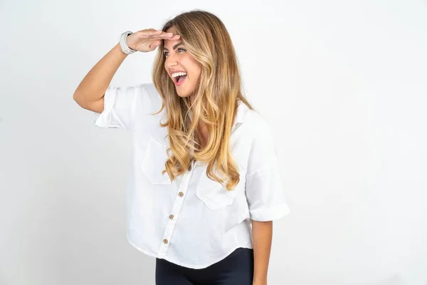 Bardzo Szczęśliwa Uśmiechnięta Młoda Biała Biznesmenka Ubrana Białą Koszulę Białym — Zdjęcie stockowe