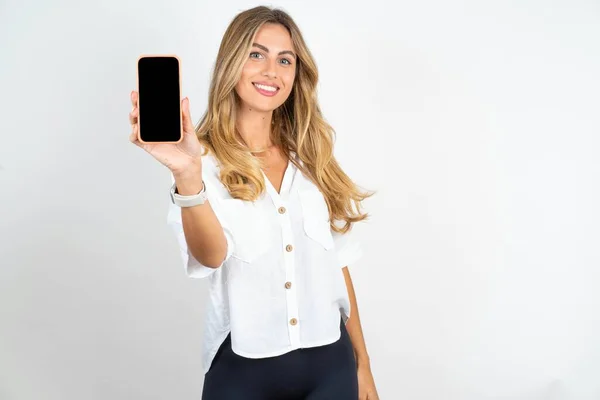 Uśmiechnięta Młoda Kaukaska Bizneswoman Białej Koszuli Białym Tle Trzymająca Telefon — Zdjęcie stockowe