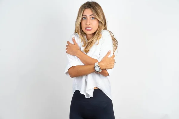 Verzweifelte Junge Kaukasische Geschäftsfrau Mit Weißem Hemd Vor Weißem Hintergrund — Stockfoto