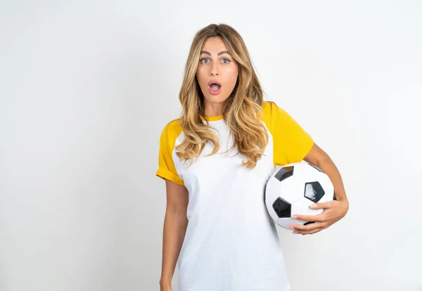 Zszokowana Piękna Kobieta Trzyma Piłkę Nożną Białym Tle Utrzymuje Usta — Zdjęcie stockowe