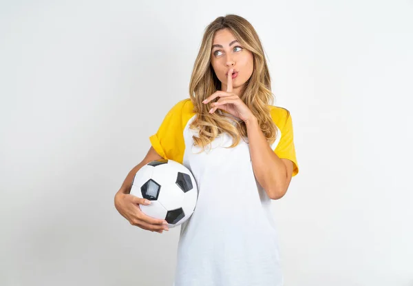 Bela Mulher Segurando Bola Futebol Sobre Fundo Branco Gesto Silêncio — Fotografia de Stock