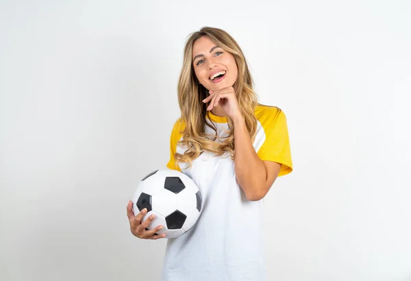Bela Mulher Segurando Bola Futebol Sobre Fundo Branco Alegremente Mantém — Fotografia de Stock