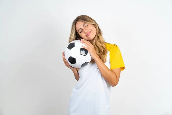 Overjoyed Jovem Bela Mulher Segurando Bola Futebol Sobre Fundo Branco — Fotografia de Stock