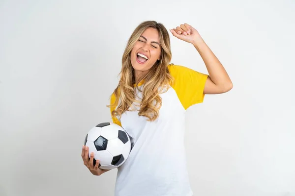 Фотографія Молодої Красивої Жінки Тримає Футбольний Над Білим Тлом Розважається — стокове фото