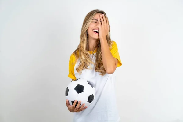 Młoda Piękna Kobieta Trzyma Piłkę Nożną Białym Tle Sprawia Twarz — Zdjęcie stockowe