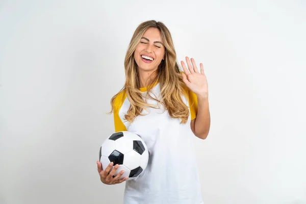 Przepełniona Radością Młoda Odnosząca Sukcesy Piękna Kobieta Trzymająca Piłkę Nożną — Zdjęcie stockowe