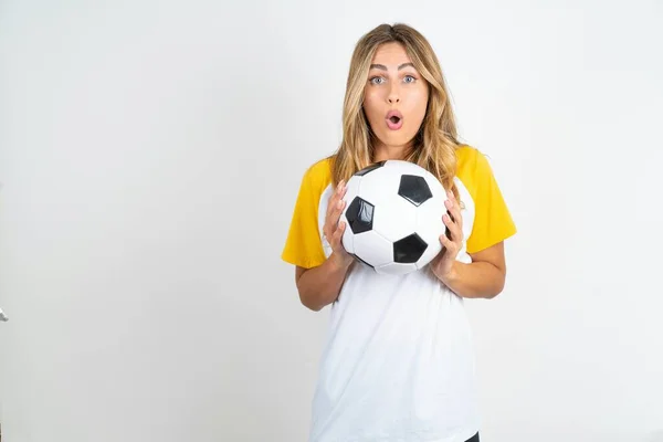Jovem Bela Mulher Segurando Bola Futebol Sobre Fundo Branco Mantém — Fotografia de Stock