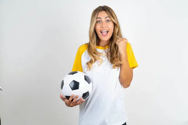 Zszokowany Ekstatyczne Młoda Piękna Kobieta Trzyma Piłkę Nożną Nad Białym — Zdjęcie stockowe