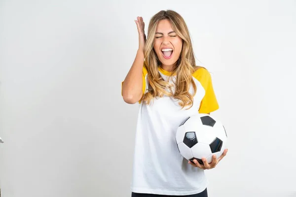 Młoda Piękna Kobieta Trzyma Piłkę Nożną Białym Tle Szaleje Jak — Zdjęcie stockowe