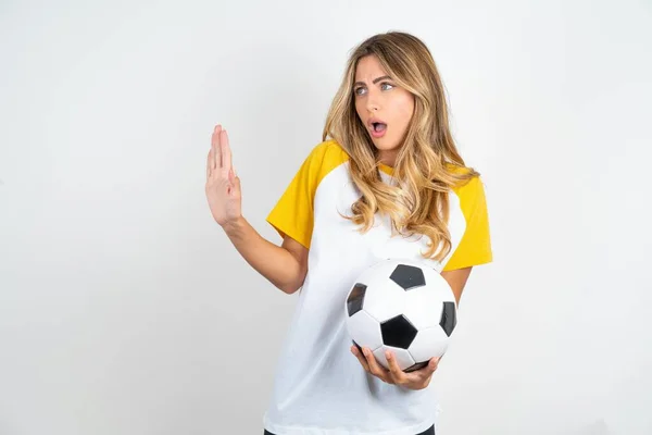 Niezadowolona Młoda Piękna Kobieta Trzyma Piłkę Nożną Białym Tle Trzyma — Zdjęcie stockowe