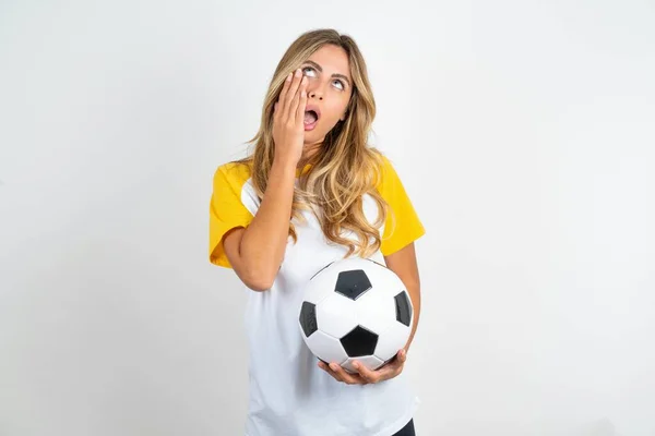 Młoda Piękna Kobieta Trzyma Piłkę Nożną Białym Tle Trzyma Ręce — Zdjęcie stockowe