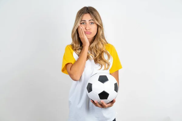 Smutny Samotny Młoda Piękna Kobieta Trzyma Piłkę Nożną Białym Tle — Zdjęcie stockowe