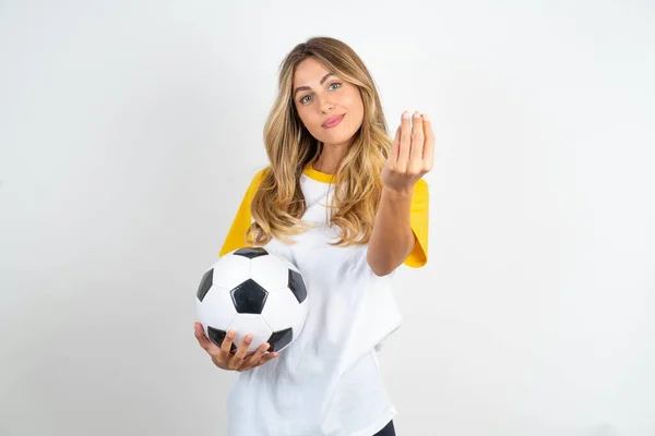 Młoda Piękna Kobieta Trzyma Piłkę Nożną Białym Tle Robi Włoski — Zdjęcie stockowe