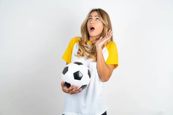 Młoda Piękna Kobieta Trzyma Piłkę Nożną Nad Białym Tle Trzyma — Zdjęcie stockowe