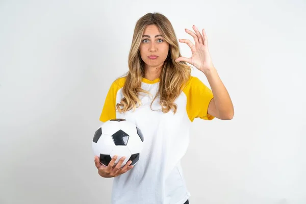 Ung Smuk Kvinde Holder Fodbold Hvid Baggrund Punge Læbe Fagter - Stock-foto