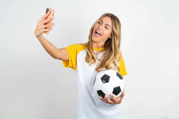 Młoda Piękna Kobieta Trzyma Piłkę Nożną Białym Tle Posiada Nowoczesny — Zdjęcie stockowe