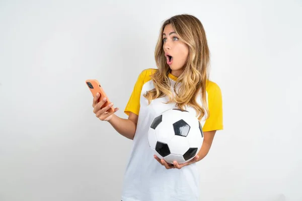 Mulher Bonita Jovem Atordoado Segurando Bola Futebol Sobre Pontos Fundo — Fotografia de Stock