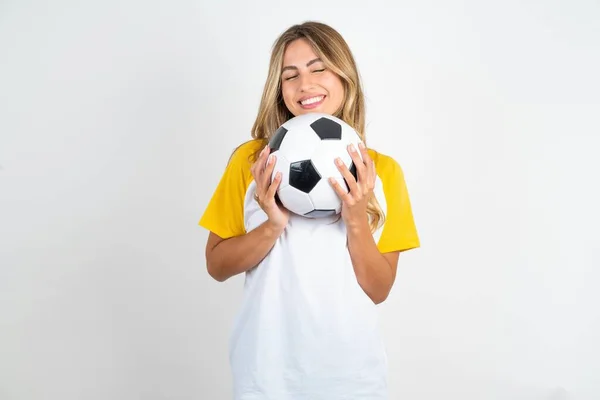 Wesoła Młoda Piękna Kobieta Trzyma Piłkę Nożną Białym Tle Nieśmiały — Zdjęcie stockowe