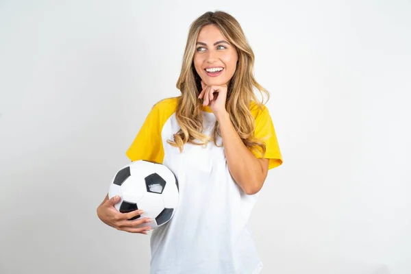 Szczęśliwa Młoda Piękna Kobieta Trzyma Piłkę Nożną Białym Tle Przewiduje — Zdjęcie stockowe