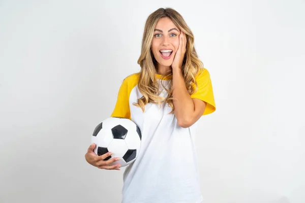 Feliz Jovem Mulher Bonita Segurando Bola Futebol Sobre Fundo Branco — Fotografia de Stock