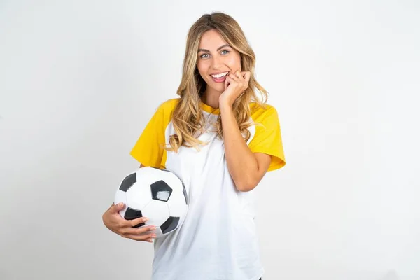 Młoda Piękna Kobieta Trzyma Piłkę Nożną Białym Tle Uśmiecha Się — Zdjęcie stockowe