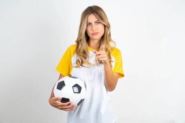 Genç Güzel Bir Kadın Futbol Topunu Beyaz Arka Planda Tutuyor — Stok fotoğraf