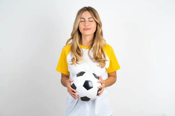 Joven Hermosa Mujer Sosteniendo Pelota Fútbol Sobre Fondo Blanco Agradable —  Fotos de Stock