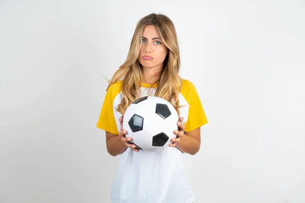 Młoda Piękna Kobieta Trzyma Piłkę Nożną Białym Tle Przygnębiony Martwić — Zdjęcie stockowe