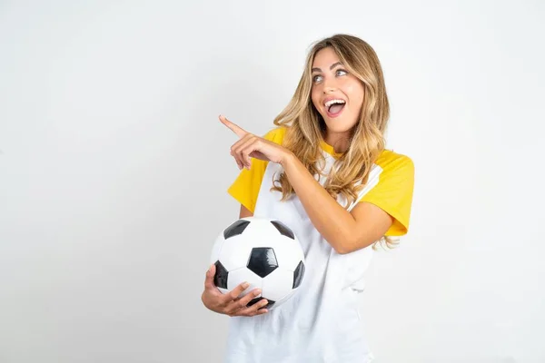 Otimista Jovem Bela Mulher Segurando Bola Futebol Sobre Pontos Fundo — Fotografia de Stock