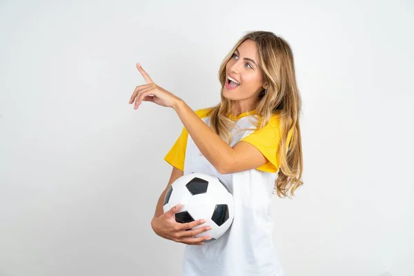 Młoda Piękna Kobieta Trzyma Piłkę Nożną Białym Tle Uśmiech Podekscytowany — Zdjęcie stockowe