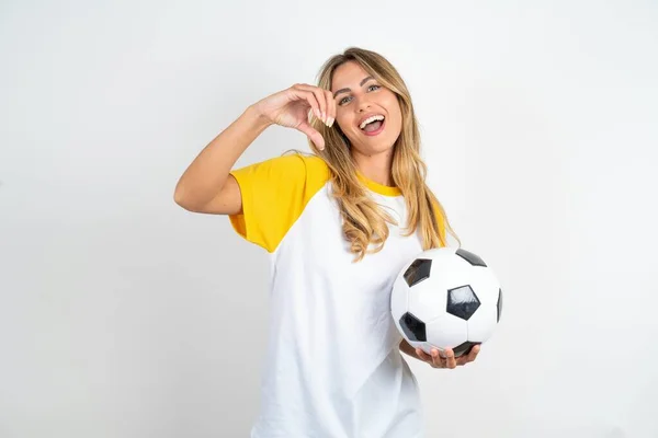 Poważna Młoda Piękna Kobieta Trzyma Piłkę Nożną Białym Tle Trzyma — Zdjęcie stockowe