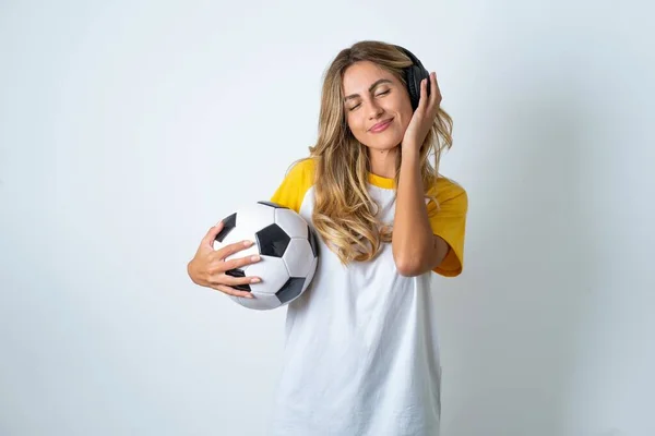 Jovem Agradável Bela Mulher Segurando Bola Futebol Sobre Fundo Branco — Fotografia de Stock