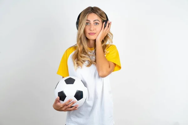 Poważny Niezadowolony Młoda Piękna Kobieta Trzyma Piłkę Nożną Białym Tle — Zdjęcie stockowe