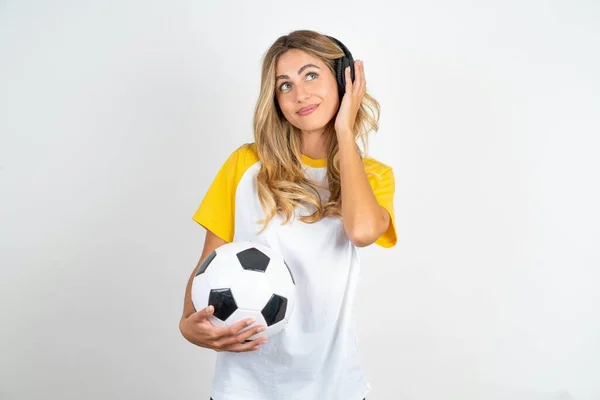 Radosna Młoda Piękna Kobieta Trzyma Piłkę Nożną Nad Białym Tłem — Zdjęcie stockowe