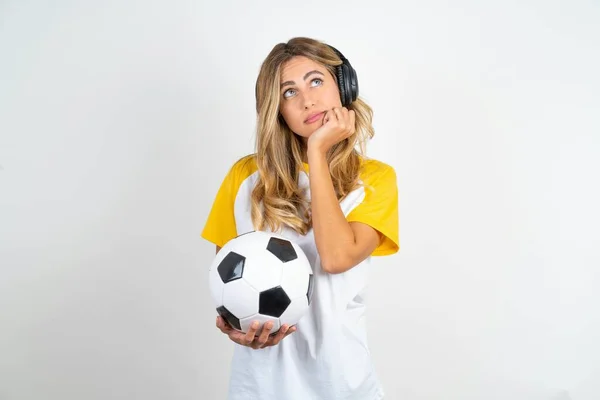 Portret Smutnej Młodej Pięknej Kobiety Trzymającej Piłkę Nożną Białym Tle — Zdjęcie stockowe