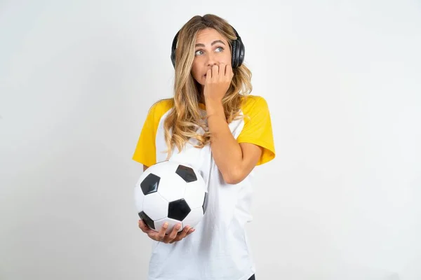 Skrämd Ung Vacker Kvinna Som Håller Fotboll Över Vit Bakgrund — Stockfoto