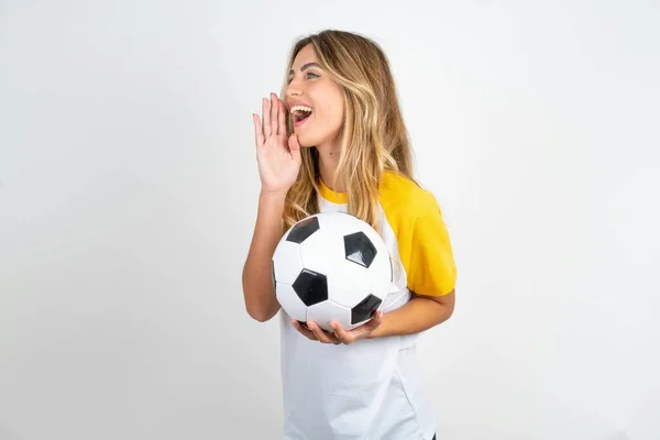 Jovem Bela Mulher Segurando Bola Futebol Sobre Fundo Branco Olhar — Fotografia de Stock