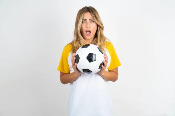 Zdenerwowana Piękna Kobieta Nosi Koszulkę Piłkarską Białym Tle Trzymając Piłkę — Zdjęcie stockowe