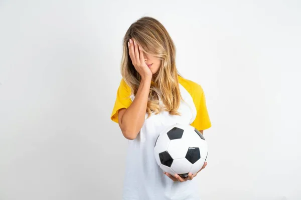 Piękna Kobieta Nosi Koszulkę Piłkarską Białym Tle Smutną Ekspresją Pokrywającą — Zdjęcie stockowe