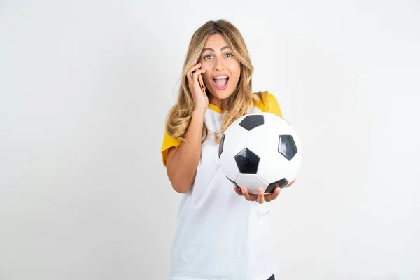 Pozytywna Piękna Kobieta Koszulce Futbolowej Białym Tle Wskazuje Bezpośrednio Przed — Zdjęcie stockowe