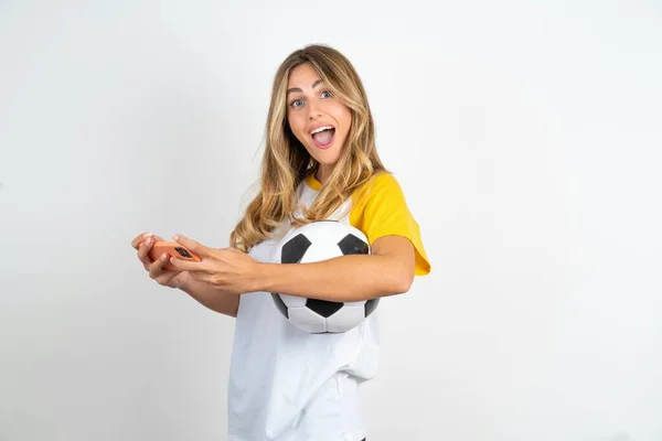 Pěkná Návyková Veselá Krásná Žena Nosí Fotbalové Tričko Přes Bílé — Stock fotografie