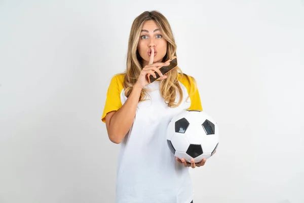 Piękna Kobieta Nosi Koszulkę Piłkarską Białym Tle Trzymając Nowoczesny Gadżet — Zdjęcie stockowe