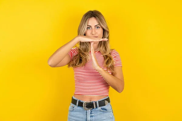 Mujer Joven Rubia Vistiendo Camiseta Rayas Sobre Fondo Estudio Amarillo —  Fotos de Stock