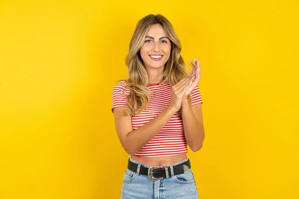Mujer Joven Feliz Alegre Con Camiseta Rayas Sobre Fondo Amarillo — Foto de Stock