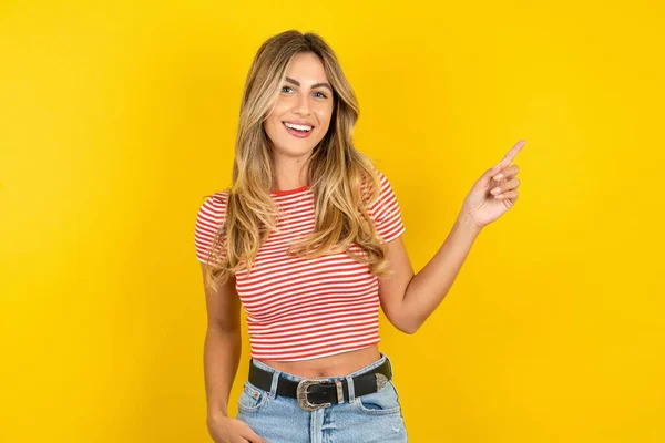 Sarışın Genç Bir Kadın Sarı Stüdyo Arka Planında Çizgili Tişört — Stok fotoğraf