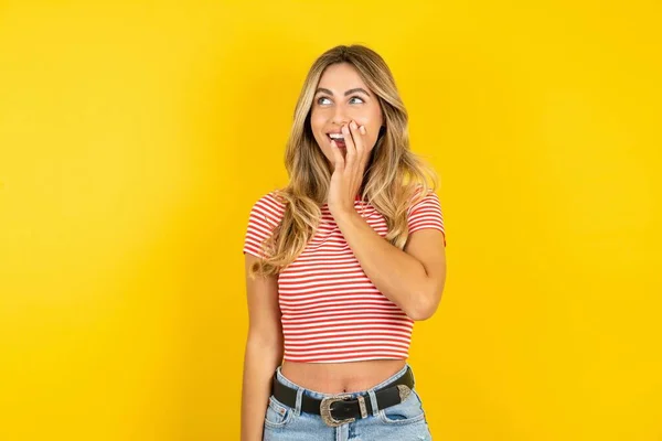 Mooie Blonde Jonge Vrouw Dragen Gestreept Shirt Gele Studio Achtergrond — Stockfoto