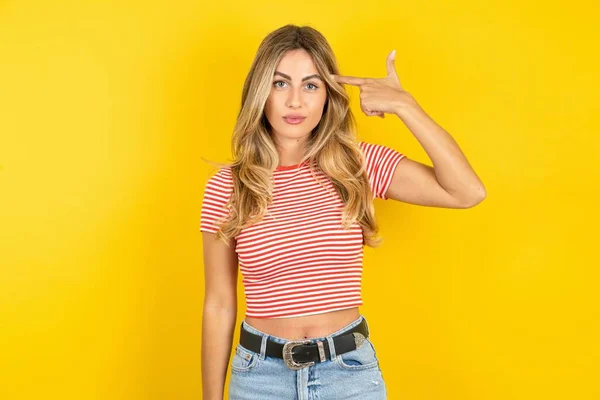 Nešťastná Blondýna Mladá Žena Nosí Pruhované Tričko Přes Žluté Studio — Stock fotografie