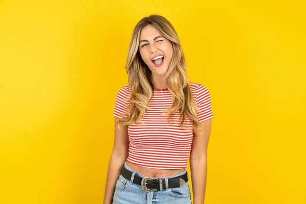 Hermosa Mujer Joven Rubia Con Camiseta Rayas Sobre Fondo Amarillo —  Fotos de Stock