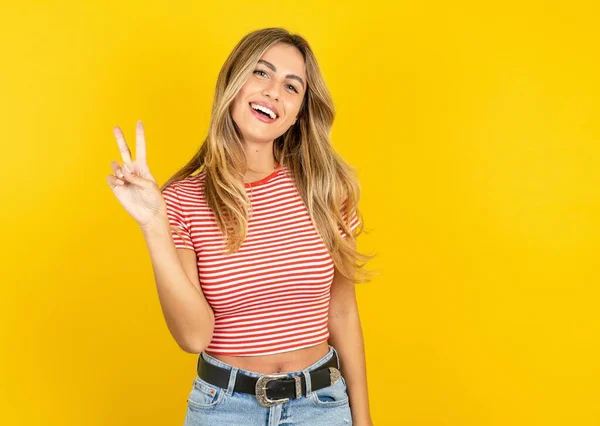 Mujer Joven Rubia Sonriente Con Camiseta Rayas Sobre Fondo Amarillo — Foto de Stock