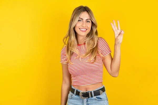 Hermosa Mujer Joven Rubia Con Camiseta Rayas Sobre Fondo Amarillo — Foto de Stock